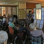 影絵芝居「鯨生」の上演を楽しむ高齢者たち＝豊岡市城崎町楽々浦