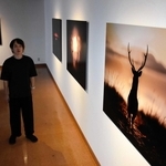 国際的な写真展で入賞した作品と宇都宮遼さん＝あさご芸術の森美術館