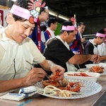 香住ガニ食べ方上手選手権で、カニを素早く食べる参加者ら＝香美町香住区若松