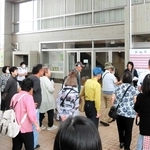 劇場に向かうツアー参加者ら＝豊岡市立野町