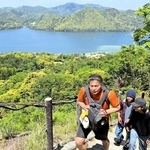 宇野暢哲さんの引率で、校外学習で山登りを楽しむ生徒たち＝京都府京丹後市（トイロ提供）