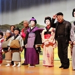 ２０２３年３月、せきのみや子ども歌舞伎の公演後に演者らと集合写真に収まる水口一夫さん（右から２人目）＝養父市関宮