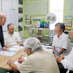高橋村満州開拓団の語り部、山下幸雄さん（左端）が「開拓団の自決」を自費出版した加芝輝子さんの長女、井上洋子さん（右から２人目）らと交流した＝豊岡市但東町久畑