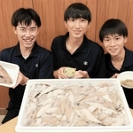 ヒレグロを使った缶詰の開発に取り組む（左から）寺戸晃成さん、関航太朗さん、高橋由幸さん＝香住高校