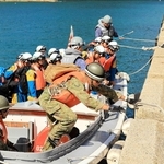 小型艇で上陸する陸上自衛隊員や愛知県警の機動隊員ら＝豊岡市竹野町竹野
