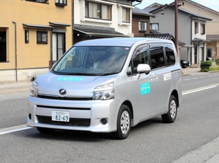 １０月から運行が始まった「たけの～る」＝豊岡市竹野町（同市提供）