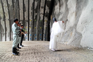 居組トンネルの掘削着手に合わせて開かれた安全祈願祭＝新温泉町居組（県新温泉土木事務所提供）