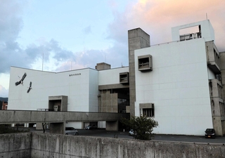 改修の方針が示された豊岡市民会館＝同市立野町（撮影・大高　碧）