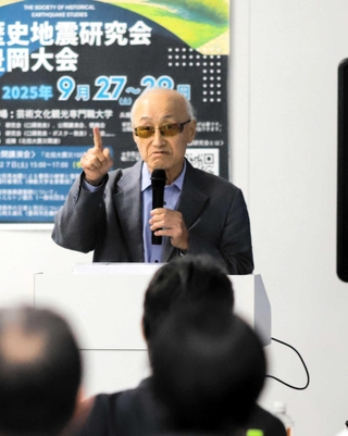 北但大震災の被害と復興計画について語る植村善博さん＝芸術文化観光専門職大学