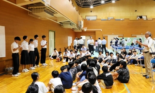 学びの成果について、児童や住民らと意見を交わす中学生たち＝豊岡市竹野町竹野