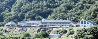 今後、県が民営化を検討する「浜坂温泉保養荘」＝新温泉町浜坂