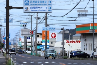 スーパーやドラッグストアが並ぶ新温泉浜坂インターチェンジ周辺＝新温泉町三谷