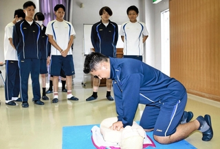普通救命講習で、胸骨圧迫に取り組む和田山高校の生徒たち＝南但消防本部