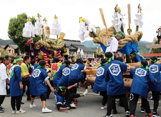 激しくぶつかり合う「出石だんじり祭り」＝豊岡市出石町内町