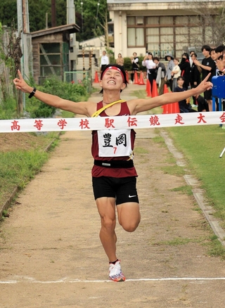 優勝のテープを切る豊岡の松島煌明選手＝小野小学校