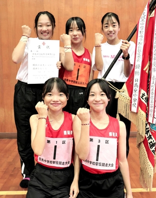 女子で優勝した豊岡南中のメンバー＝豊岡市日高町山田