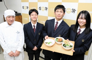 豊岡の老舗「二方蒲鉾」が、京都府京丹後市の高校生たちとコラボして練り物のうどん「魚麺」を試作した＝豊岡市瀬戸