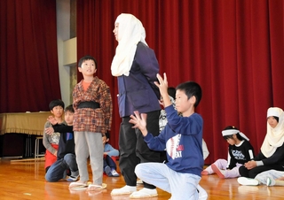 小山弥兵衛と孫の全鏡が出会う場面＝東河小学校