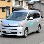 １０月から運行が始まった「たけの～る」＝豊岡市竹野町（同市提供）