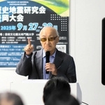 北但大震災の被害と復興計画について語る植村善博さん＝芸術文化観光専門職大学