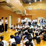 学びの成果について、児童や住民らと意見を交わす中学生たち＝豊岡市竹野町竹野