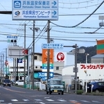 スーパーやドラッグストアが並ぶ新温泉浜坂インターチェンジ周辺＝新温泉町三谷