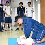 普通救命講習で、胸骨圧迫に取り組む和田山高校の生徒たち＝南但消防本部
