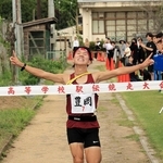 優勝のテープを切る豊岡の松島煌明選手＝小野小学校