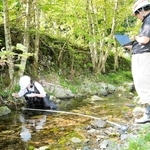川の水量を計測する担当者ら＝養父市大屋町明延