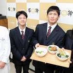 豊岡の老舗「二方蒲鉾」が、京都府京丹後市の高校生たちとコラボして練り物のうどん「魚麺」を試作した＝豊岡市瀬戸