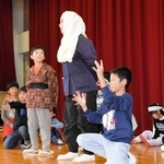 小山弥兵衛と孫の全鏡が出会う場面＝東河小学校