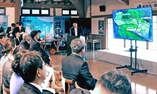 韓国・礼山郡のコウノトリ野生復帰の取り組みを紹介するチェ・ジェグ郡守＝豊岡市祥雲寺