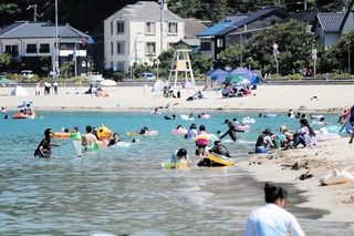 海水浴客が訪れた竹野浜海水浴場＝７月、豊岡市竹野町竹野