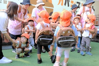 カバンストリート保育園のキャラクター「カバだで」をイメージしたリュックサックを背負う子どもたち＝豊岡市中央町