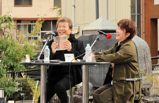 レコードの話で盛り上がるばんばひろふみさん（左）と久米村直子さん＝新温泉町湯