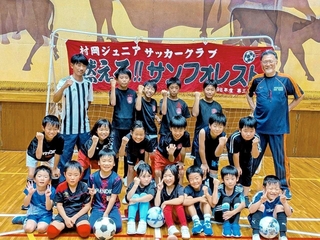 約３０年の歴史に幕を閉じる村岡サンフォレストの現メンバーら＝香美町小代区実山（村岡サンフォレスト提供）