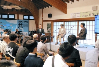 コウノトリの野生復帰を支えてきた人たちとのトークセッションに臨む中貝宗治さん（壇上右）ら＝豊岡市祥雲寺