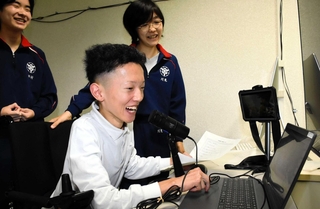 遠隔操作のロボットを通して竹田城跡の来訪客を案内する生徒たち＝和田山特別支援学校