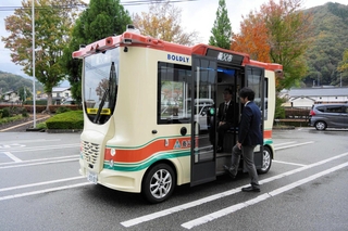 １９日から走行する自動運転バス＝養父市八鹿町八鹿