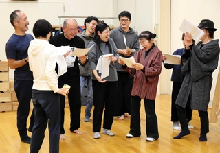 本番に向け稽古する出演者＝豊岡市大手町