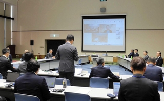 但馬空港に求められる役割や機能について意見を交わした参加者ら＝豊岡市岩井