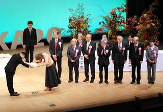 感謝状を受ける各分野の功労者＝豊岡市民会館