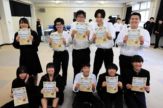 22日に地域食堂を開く生徒たち＝浜坂高校