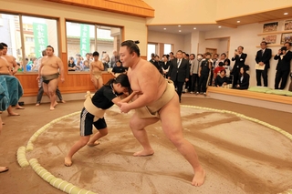 竣工式に駆けつけた朝乃山とのぶつかり稽古＝新温泉町芦屋