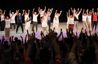 但馬３市２町全域を舞台に９月１１～２３日に開かれた「豊岡演劇祭２０２５」の実行委員会は、１３日間の会期中に延べ４万１０９９人が来場したと発表した。公募の「フリンジプログラム」を中心に集客が伸び、過去最多だった前年比１３・５％増となった。