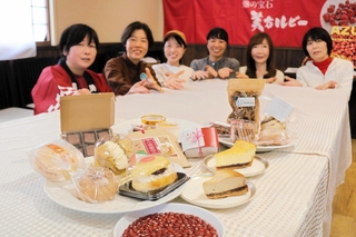 美方大納言小豆を使ったさまざまな新作スイーツを開発した菓子職人や製菓業者ら＝道の駅村岡ファームガーデン