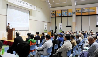 「コウノトリ育むお米」の生産者大会に多くの人が集まった＝豊岡市岩井