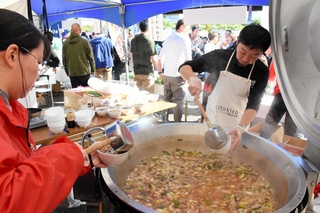 山形県新庄市の芋煮などネギたっぷりの料理に行列ができた＝朝来市和田山町枚田岡