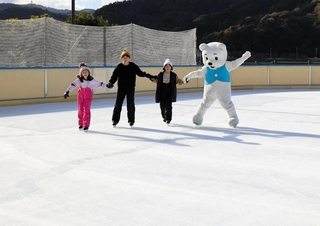 オープンしたスケートリンクで今季初滑りを楽しむ来場者ら＝豊岡市小島