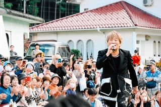 「しぼ・モンゴル宝まつり」のステージで歌い、観客を盛り上げた影山ヒロノブさん＝豊岡市但東町中山（ｈａｒｕｎａさん提供）